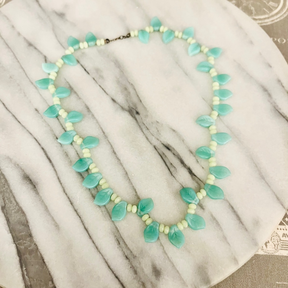 Vintage Hand Carved Jade Leaf Beaded Necklace‎ Green Single Strand Unsigned